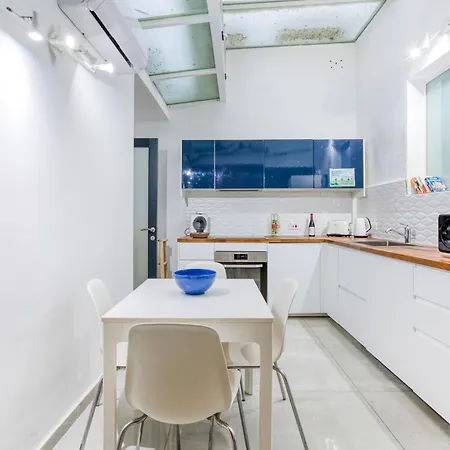Fully Equipped 2br House Of Character In By 360 Estates 일 푸리아나